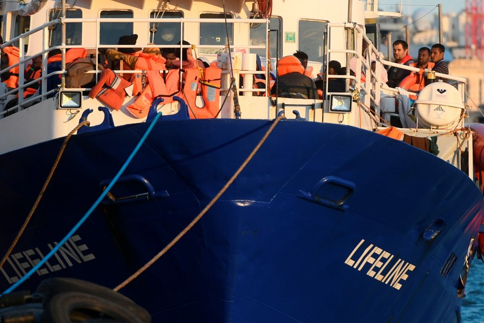 Migranti z lodi Lifeline dorazili na Maltu (27. 6. 2018)