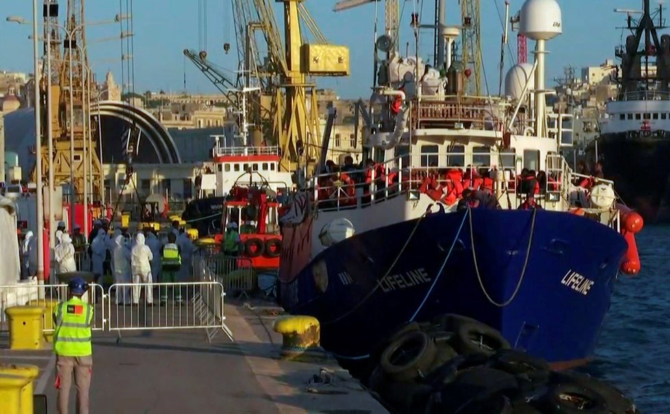 Lodi Lifeline Itálie rovněž odmítla zakotvení v jejích přístavech. Loď s migranty skončila svoji cestu na Maltě. (21.6.2018).