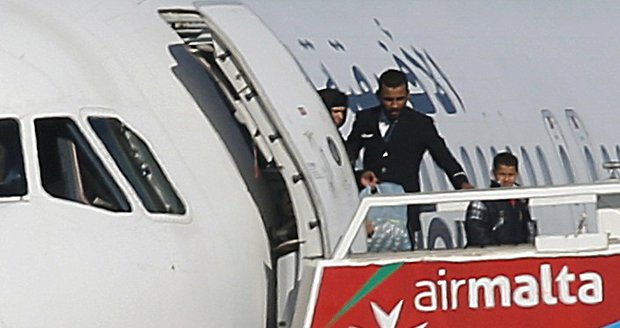 Únosci libyjského letadla na Maltě se vzdali. Chtěli politický azyl