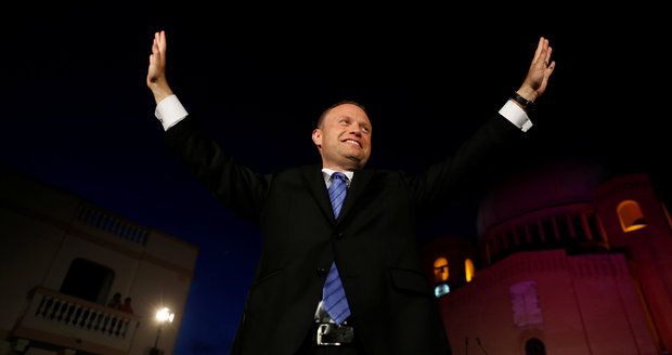 Premiér Malty čelí obvinění z korupce: Přesto chce vyhrát předčasné volby