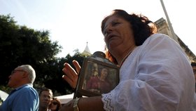 Lidé uctívají památku zavražděné novinářky Daphne Caruanové Galiziové.