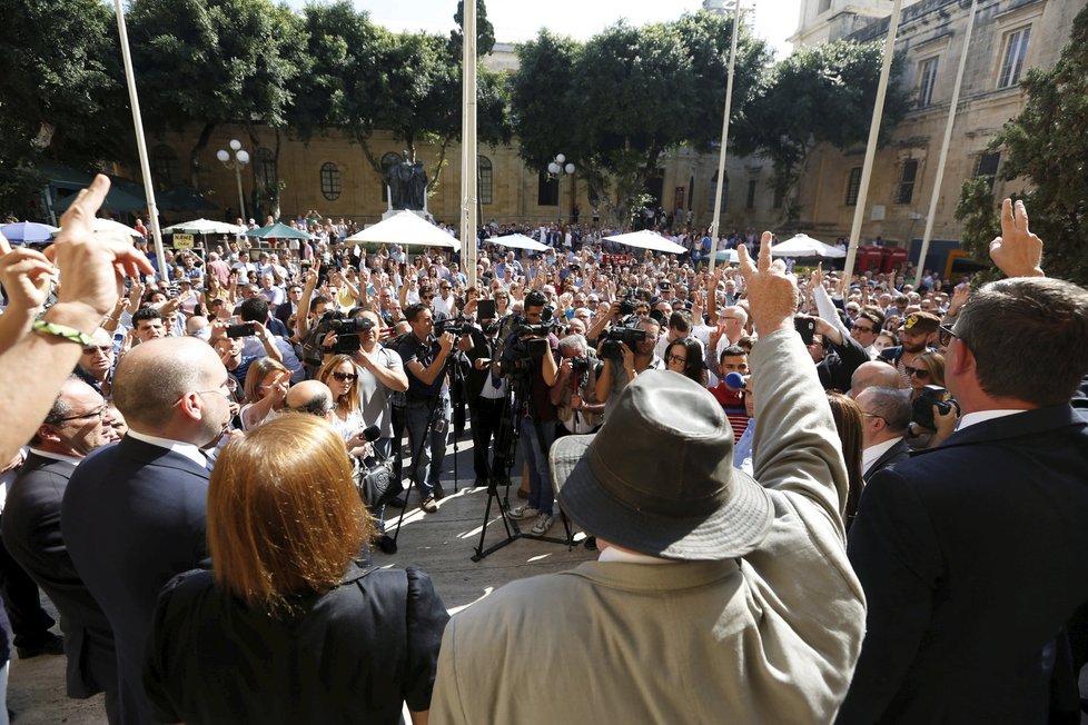 Lidé uctívají památku zavražděné novinářky Daphne Caruanové Galiziové.