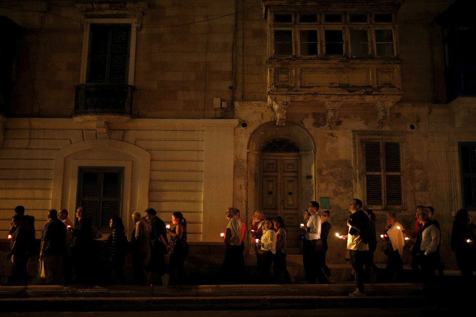 Lidé uctívají památku zavražděné novinářky Daphne Caruanové Galiziové .