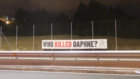 Transparenty s nápisy: Kdo zabil Daphne, jsou po celé Maltě.