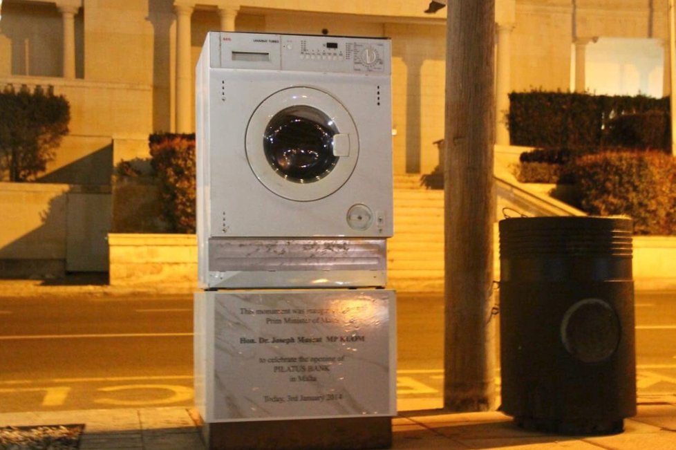 Před hlavní maltskou banku lidé postavili pračku, aby upozornili na praní špinavých peněz, o kterém psala Caruanová Galiziová.