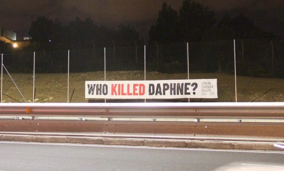 Transparenty s nápisy: Kdo zabil Daphne, jsou po celé Maltě.