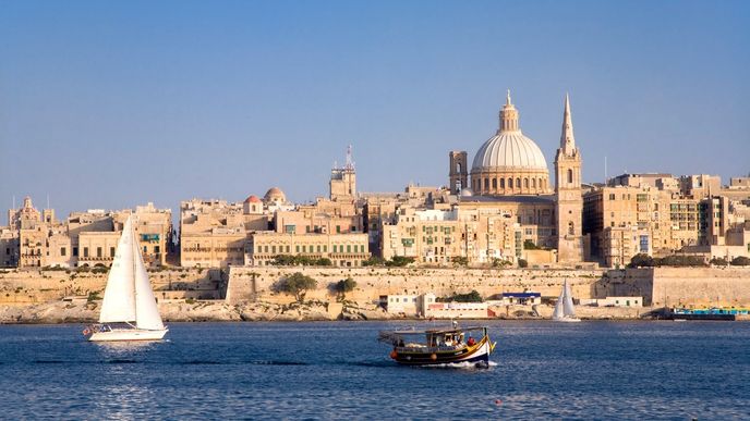 Valletta. Elegantní hlavní město země bylo pro množství památek zapsáno na seznam UNESCO. Při procházce malebnými uličkami uvidíte řadu výstavních paláců, kostelů, fontán a uměleckých děl. Minout byste neměli katedrálu svatého Jana, baziliku Panny Marie Karmelské, Velmistrovský palác, pevnost St. Elmo nebo zahrady Argoti.