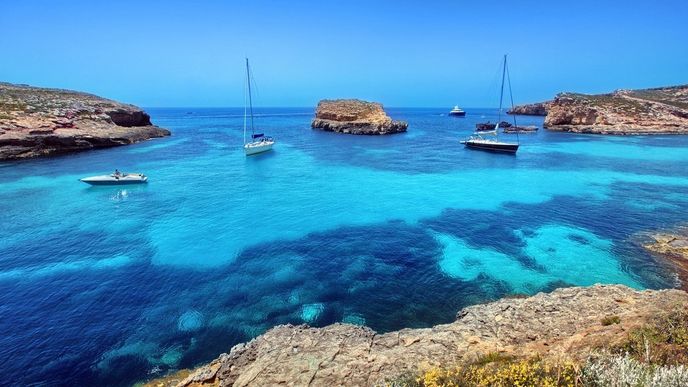 Modrá laguna. Na malém ostrůvku Comino naleznete jedno z nejhezčích míst ke koupání na celé Maltě. Modrá laguna ležící mezi Cominem a maličkými ostrůvky Cominotto vás uchvátí svou tyrkysově modrou barvou a nádhernou písčitou pláží.