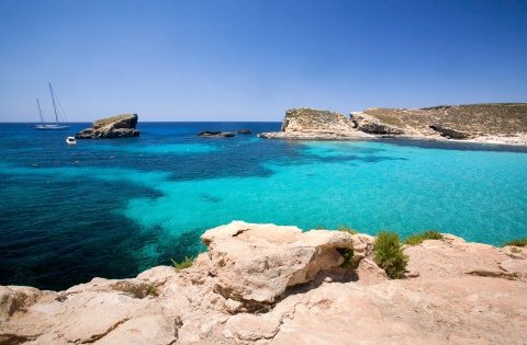 Na ostrově uprostřed Středozemního moře najdete nádherné zálivy s křišťálově čistou vodou, nejstarší kamenné stavby na světě i tajemná přírodní zákoutí.