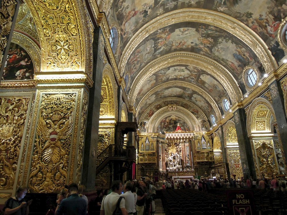 Valletta, katedrála Sv Jana je zdobena ornamenty tesanými do kamene a pokrytými zlatem