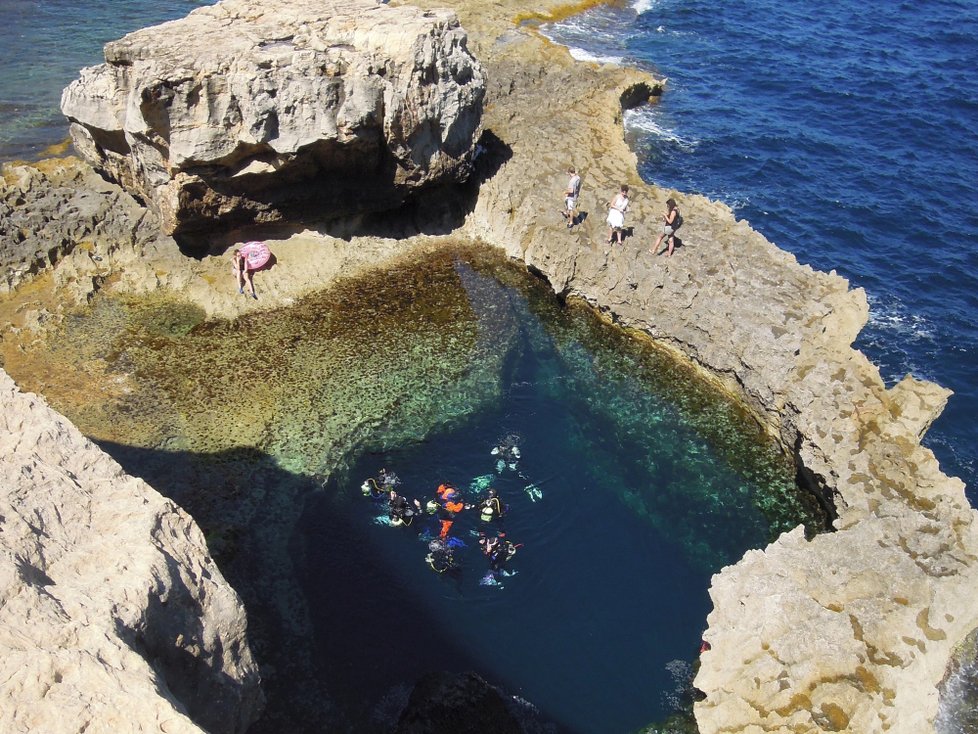 Gozo, Blue hole, neboli Modrá díra paří k nejzajímavějším potápěčským místům