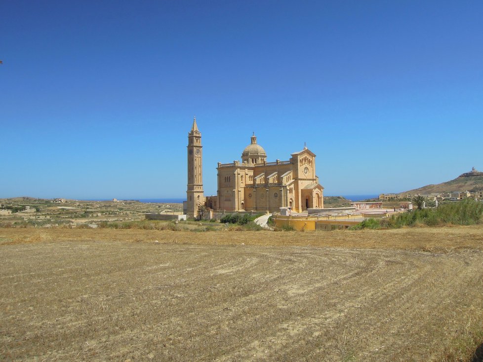 Gozo, chrámy na Gozu najdete i mezi poli