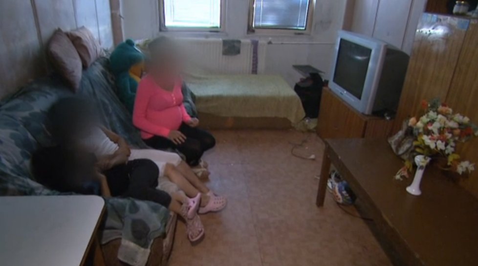 Těhotná slovenská školačka Malvína: Žije na ubytovně s mámou a sourozenci v jednom pokoji.
