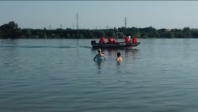 Záchranáři prohledávají jezero Malvíny u Čelákovic