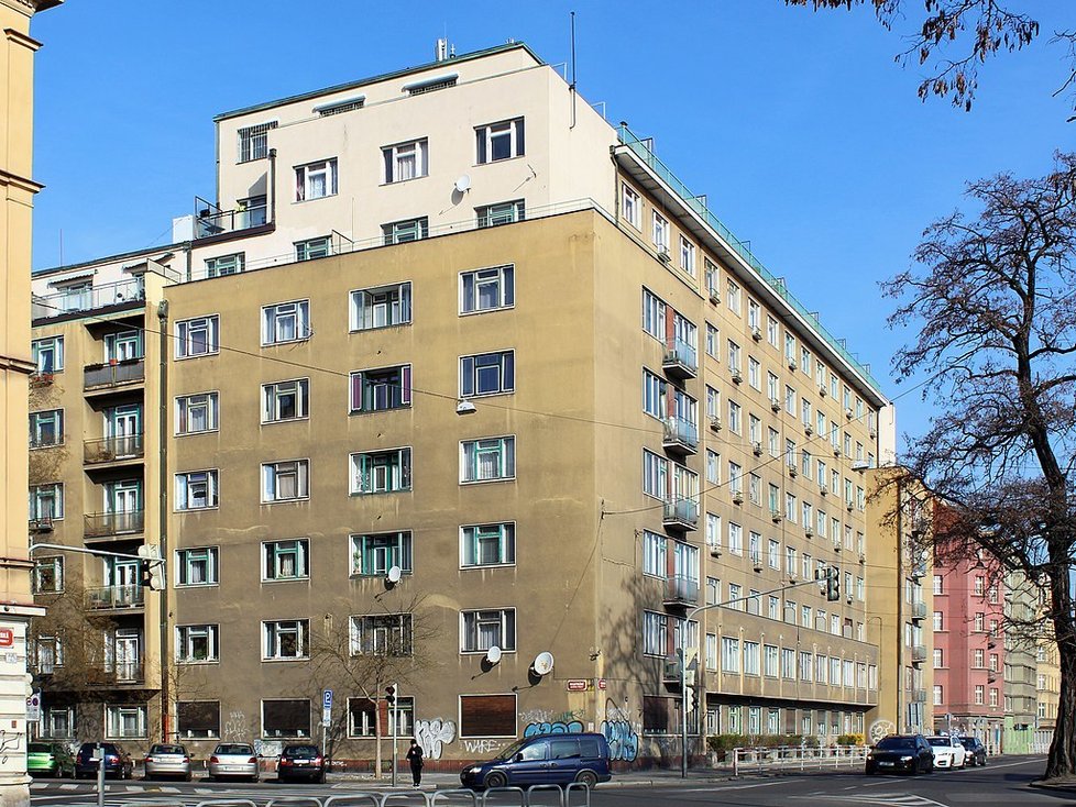 Modernistický blok domů nazývaný jako Malý Berlín stojí v Holešovicích