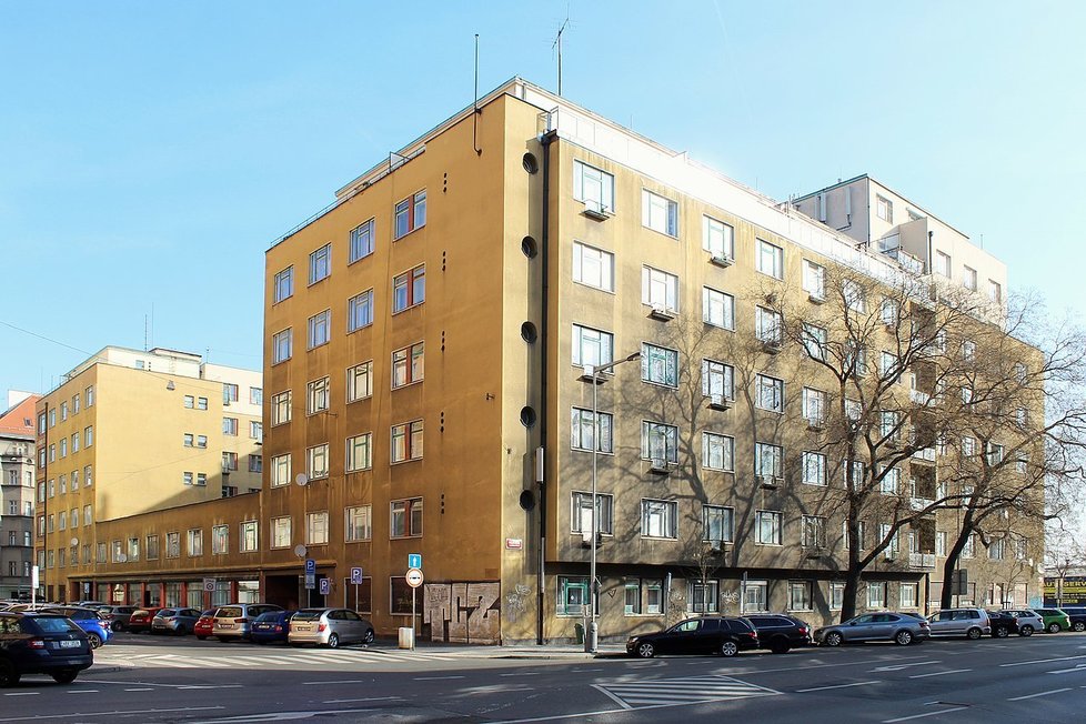 Modernistický blok domů nazývaný jako Malý Berlín stojí v Holešovicích