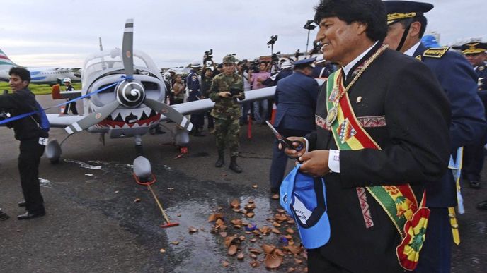 Předávání českých letounů Zlin v Bolívii, v popředí prezident země Evo Morales
