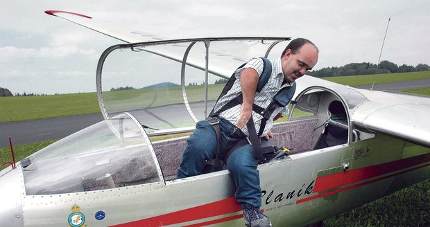 Kvůli malému vzrůstu je pro Petra Macíčka malým  sportovním výkonem i nástup do letadla a výstup z něho