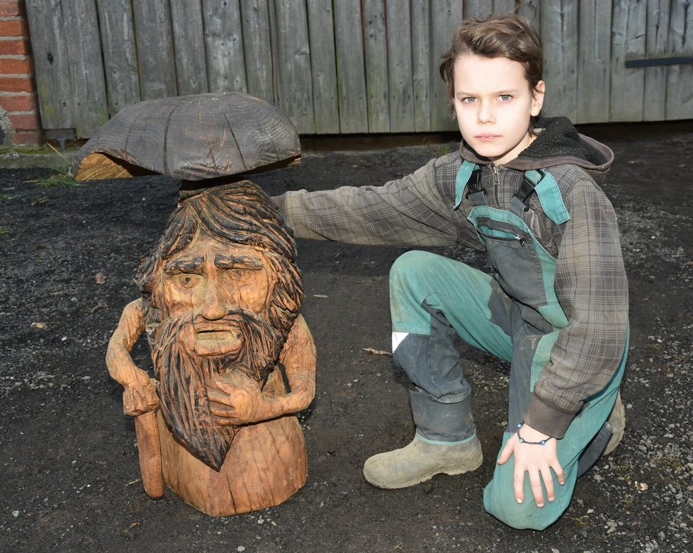 Tomáš (10) u jednoho ze svých děl, sochy Pana houby.