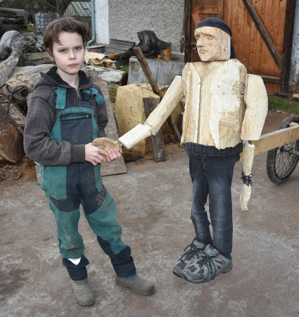 Tomáš (10) vyrobil loutku pajduláka, která je stejně velká jako on.
