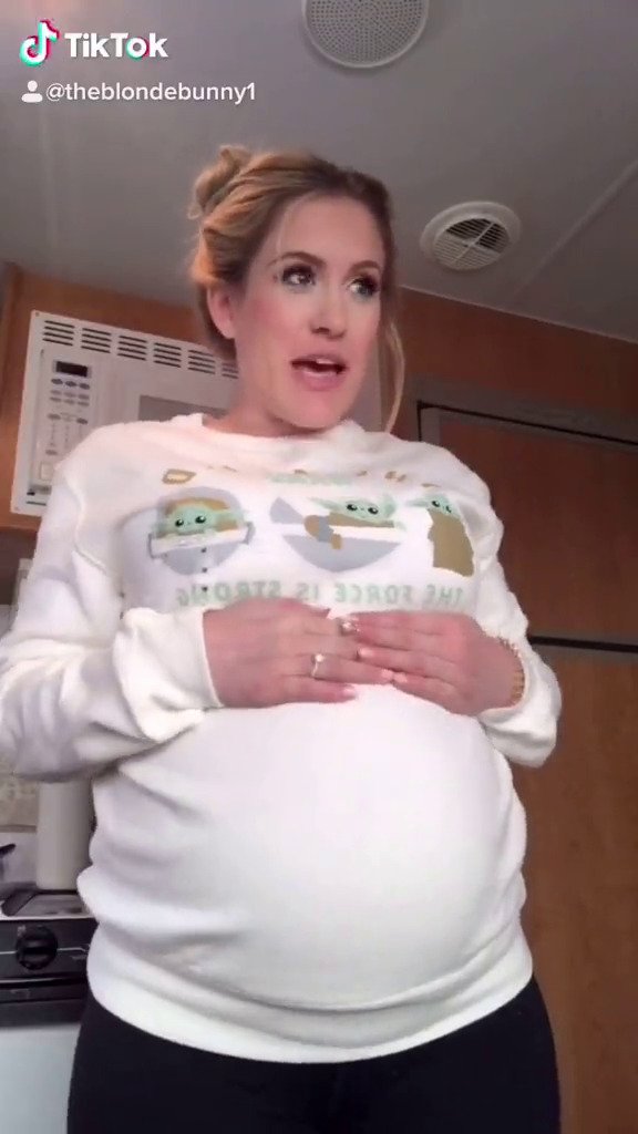 Maminka nejdříve otěhotněla s dvojčátky a později byla znovu oplodněna.
