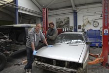 Britové Tim a Fuzz už třetím rokem pomáhají motoristům, kteří nestačí na opravu svého klasického auta. Vyrazili jsme za nimi do Londýna na exkluzivní předpremiéru jejich show.