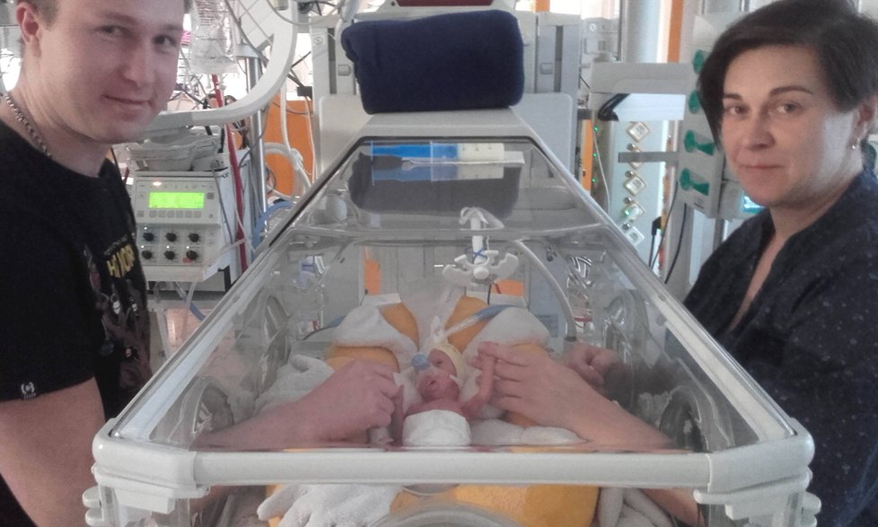Když se maličký Michael předčasně narodil, nevážil ani kilogram. Proto strávil téměř 3 měsíce v péči lékařů podolské porodnice.