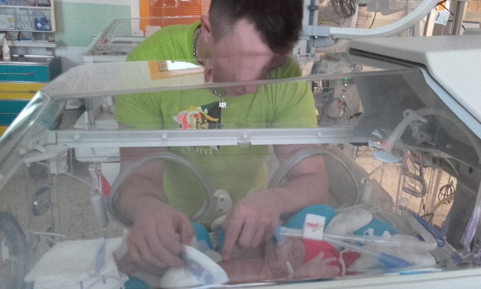 Když se maličký Michael předčasně narodil, nevážil ani kilogram. Proto strávil téměř 3 měsíce v péči lékařů podolské porodnice.