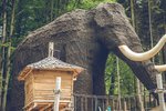 Obří mamut se skluzavkou uvnitř je vysoký jak třípatrový dům