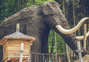 Obří mamut se skluzavkou uvnitř je vysoký jak třípatrový dům