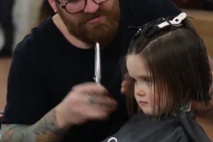 Tolik empatie. Holčička se nechá ostříhat a vlasy daruje dětem s rakovinou