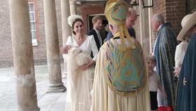 Královská rodina přijíždí na křtiny prince Louise