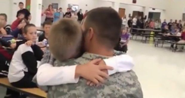 Návrat domů: Neuvěřitelně dojemná setkání vojáků s rodinou
