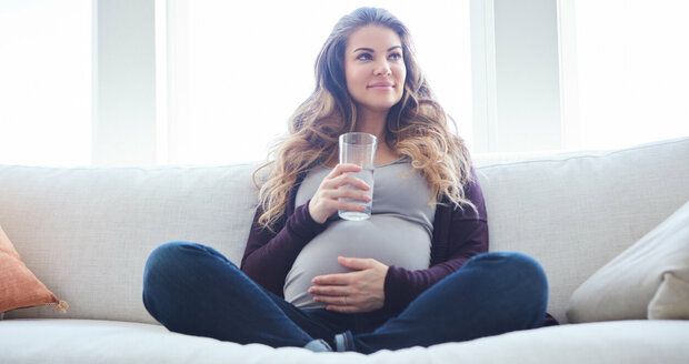 Jaký by měly mít budoucí maminky pitný režim?
