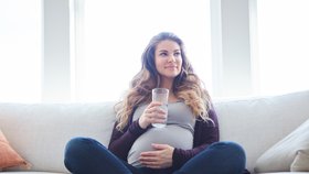 Jaký by měly mít budoucí maminky pitný režim?