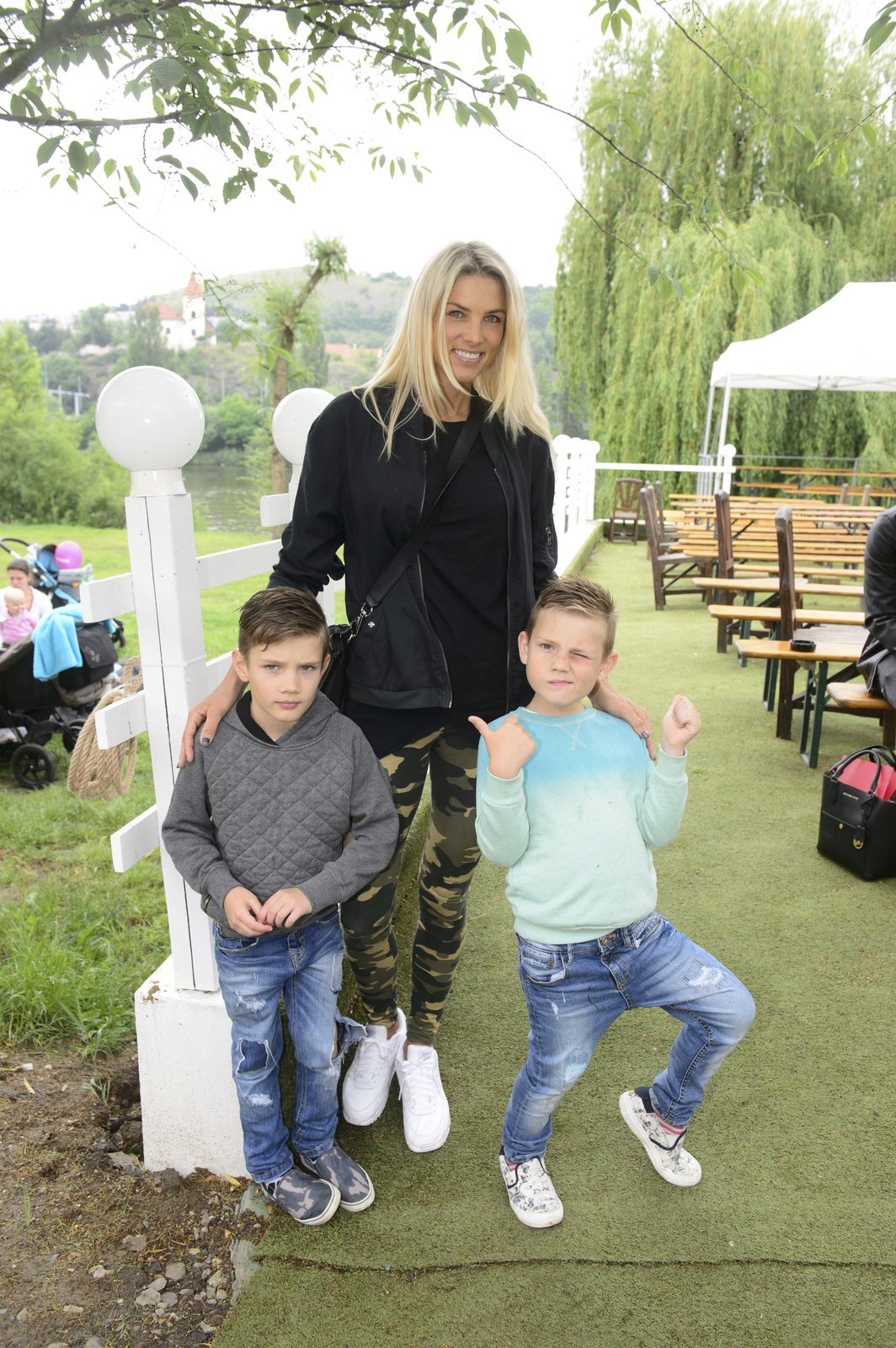 Klára Medková (32) a Radek (7) s Davidem (5) - Rození modelové. Kdyby se ve středu na břehu Vltavy volil mezi přítomnými kluky největší krasavec, první dvě místa by určitě obsadili synové modelky. Není divu, že měli hned desítky fanynek jako jejich táta, fotbalista Radoslav Kováč (36).