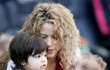 Shakira (38): Partnerka fotbalisty Gerarda Piquého jejich dvě děti Milana (2) a Sashu (3 měsíce) raději bere na zápasy jeho týmu FC Barcelona než na svoje koncerty. A není se čemu divit, kolumbijská divoška tam totiž ztrácí zábrany.