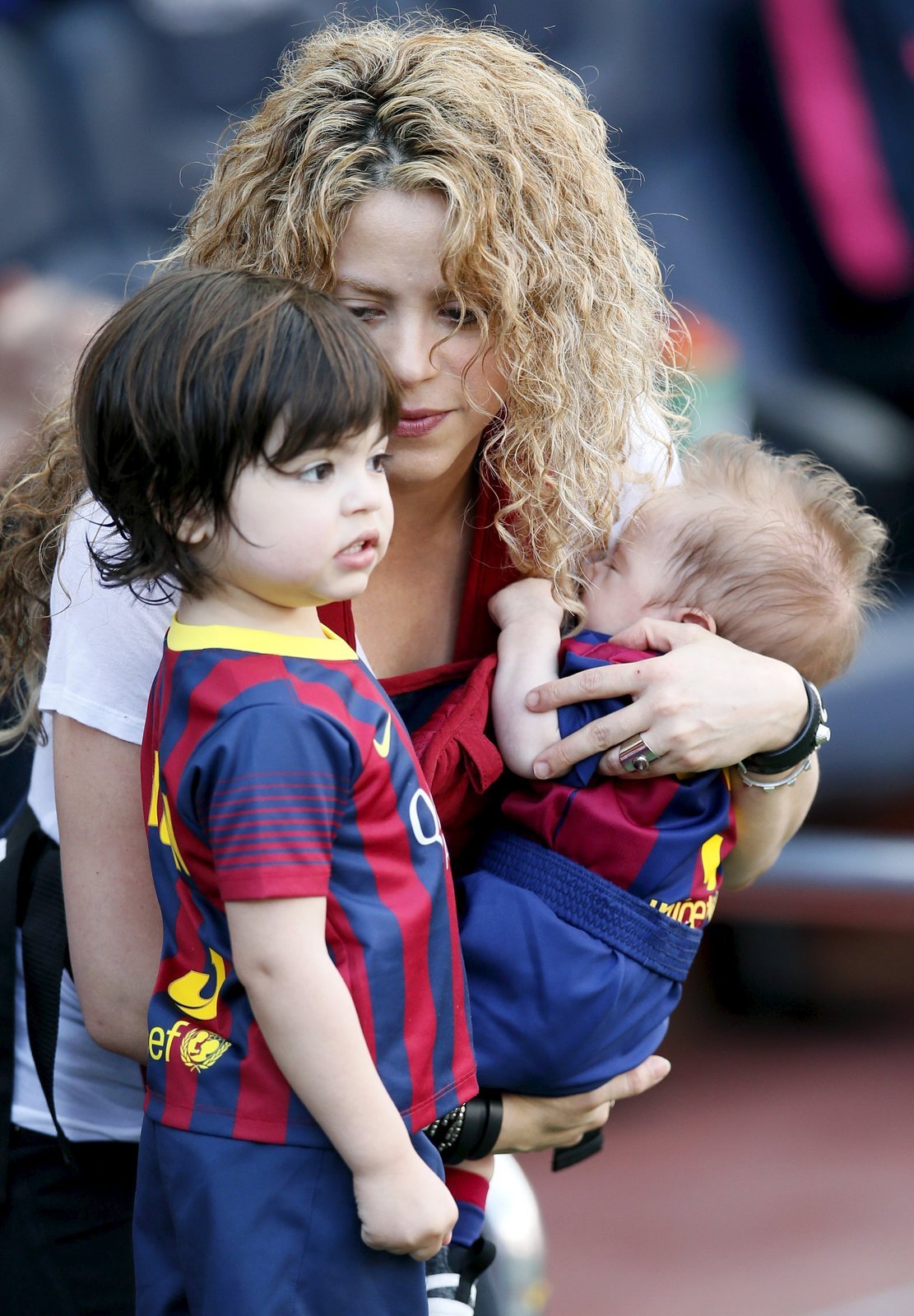 Shakira (38): Partnerka fotbalisty Gerarda Piquého jejich dvě děti Milana (2) a Sashu (3 měsíce) raději bere na zápasy jeho týmu FC Barcelona než na svoje koncerty. A není se čemu divit, kolumbijská divoška tam totiž ztrácí zábrany.