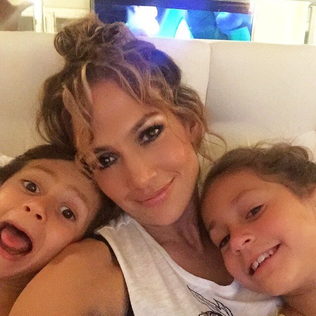 Jennifer Lopez (45): Vytížená umělkyně válí nejen na světových podiích, ale i před filmovými kamerami a foťáky. A i když má doma sedmiletá dvojčata Maxe a Emme, které sebou bere i na turné, vidíme ji častěji spoře oděnou než v normálním oblečení.