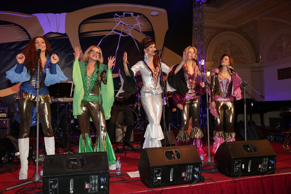 Olga Lounová, Jitka Asterová, Daniela Šinkorová, Kateřina Klausová a Hana Holišová v kostýmech z muzikálu Mamma Mia zazpívaly na ukončení Febiofestu.