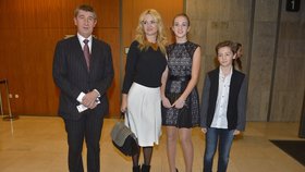 Andrej Babiš s rodinou se nemohl dočkat začátku představení.