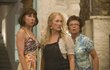 Na svatbě se scházejí tři dávné kamarádky, které si zahrály (zleva) Christine Baranski, Meryl Streep a Julie Waltres 