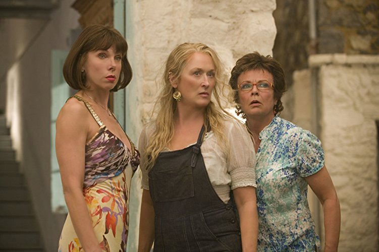 Na svatbě se scházejí tři dávné kamarádky, které si zahrály (zleva) Christine Baranski, Meryl Streep a Julie Waltres
