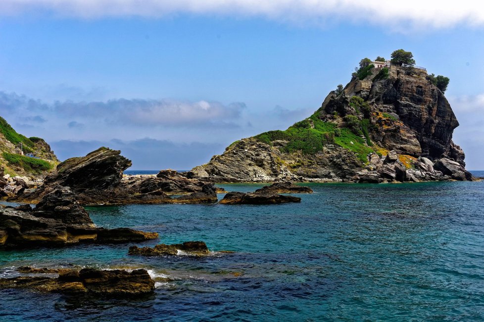 Skopelos toto filmové místo s kaplí Agios Ioannis dokonce nazývá Útes Mamma Mia! Ale teď ostrouhá...