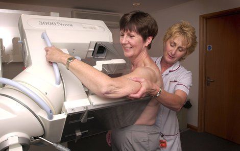 Vyšetření na mamografu může být nepříjemné, ale nebolí.