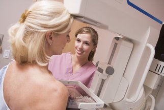 Opravdu mamograf bolí a může způsobit rakovinu štítné žlázy? Jakým nepravdám ještě věříte?