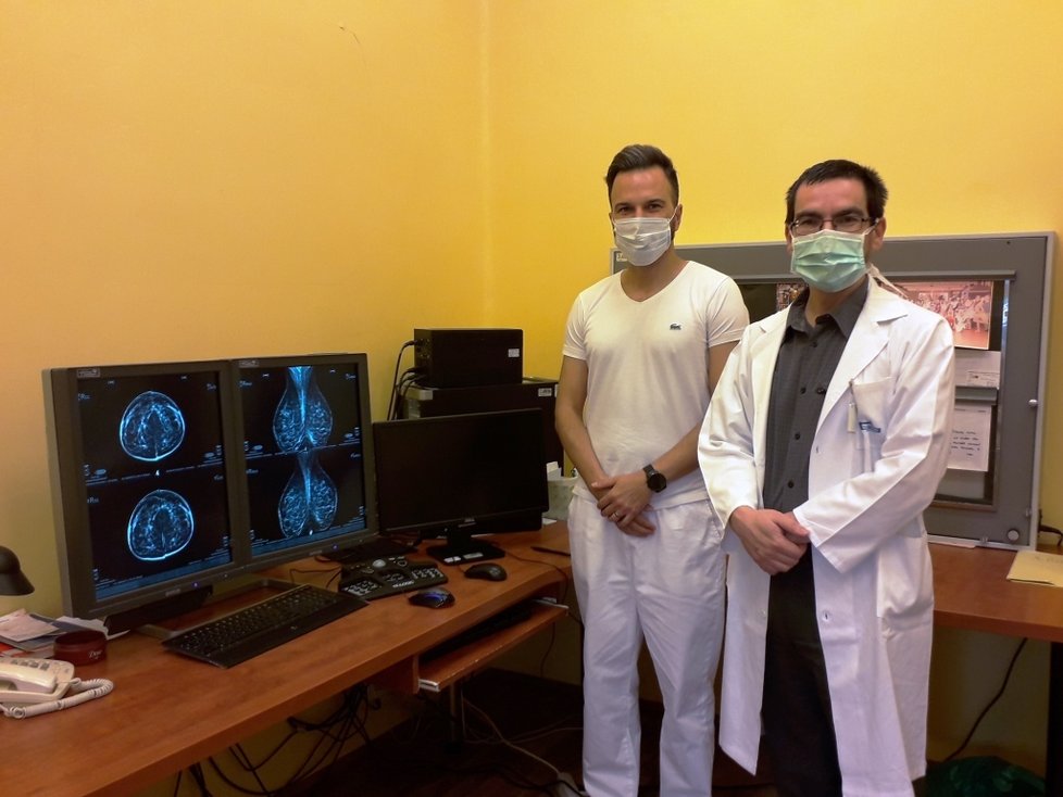Vedoucí mamografického centra Thomayerovy nemocnice László Both (vlevo) a přednosta onkologické kliniky Tomáš Büchler.
