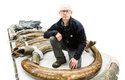 Vedoucí výzkumu Matt Wooler s kolekců mamutích klů ze sbírek Muzea severu Aljašské univerzity
