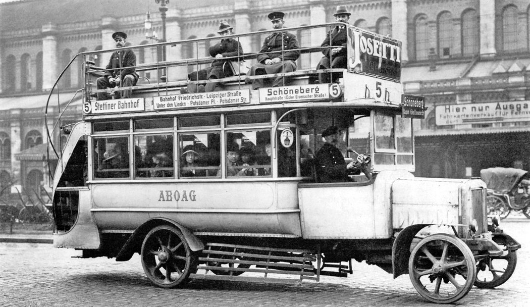 Dvacet let od zahájení prvních konstrukčních prací na nákladním automobilu Büssing (rok 1901), jezdili v Berlíně již desítky kvalitních patrových autobusů