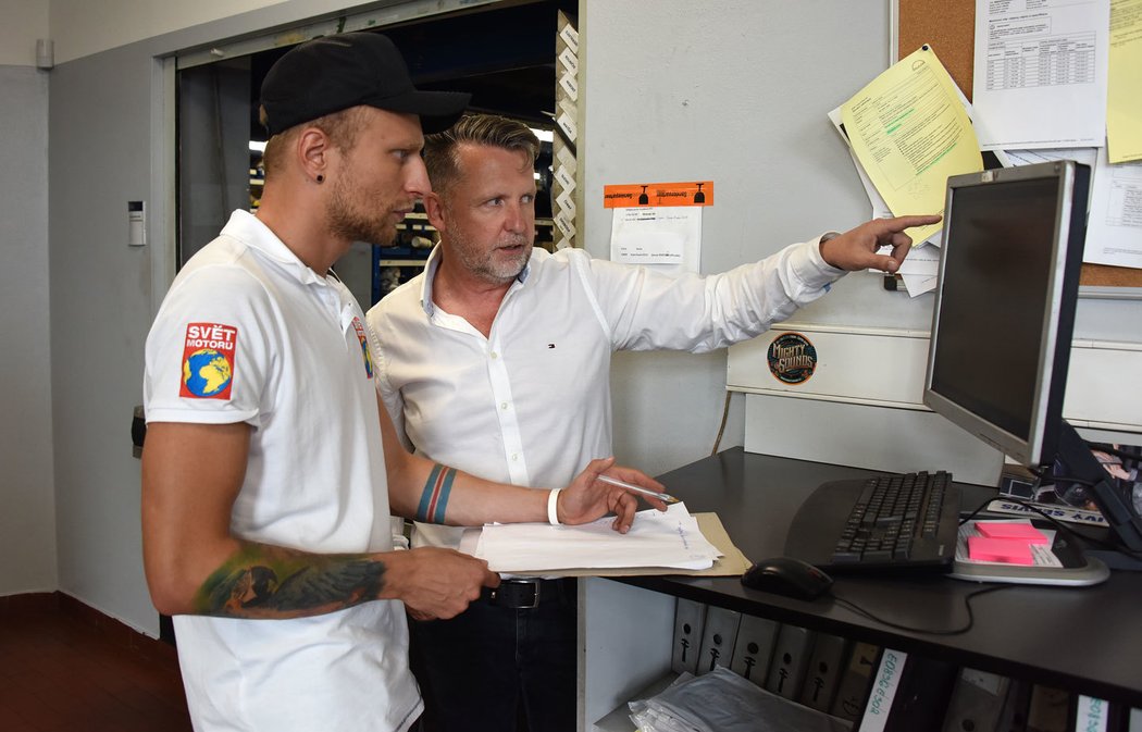 Na centrálním počítači mají mechanici k dispozici postupy oprav, vhodné nářadí a stejně tak vidí, kolik času jim daný úkon bude trvat